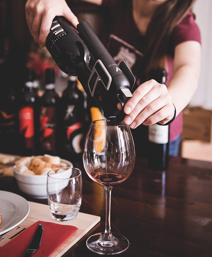 le-guaite-di-noemi-in-valpolicella-vino-versato-in-calice