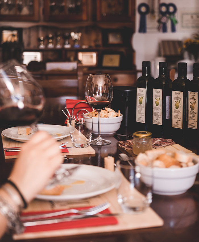 tagliere-con-vino-le-guaite-di-noemi-in-valpolicella