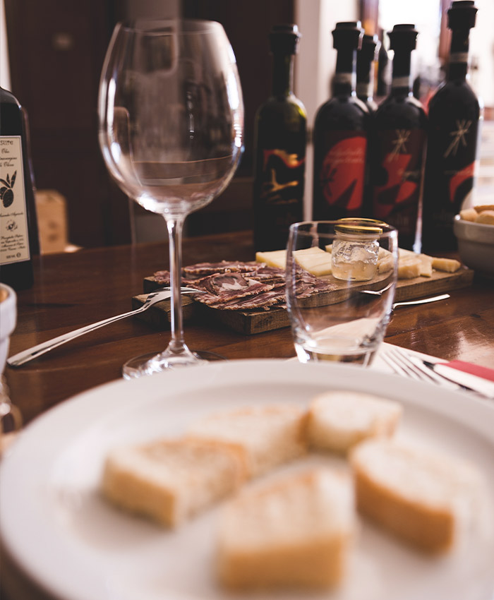 tagliere-in-degustazione-con-bicchiere-di-vino-le-guaite-di-noemi-in-valpolicella