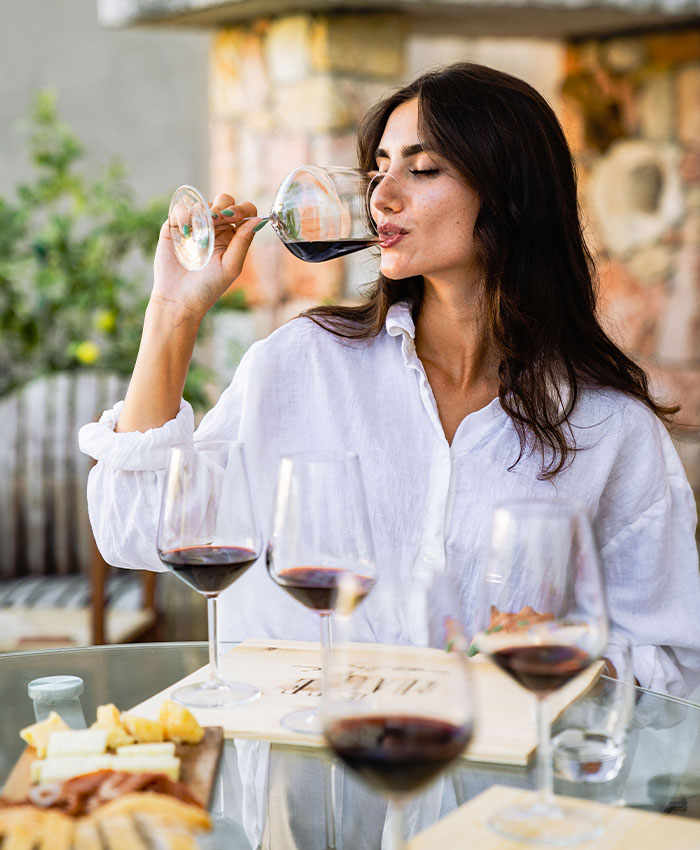 ragazza-degusta-un-bicchiere-di-vino-in-valpolicella-a-le-guaite-di-noemi
